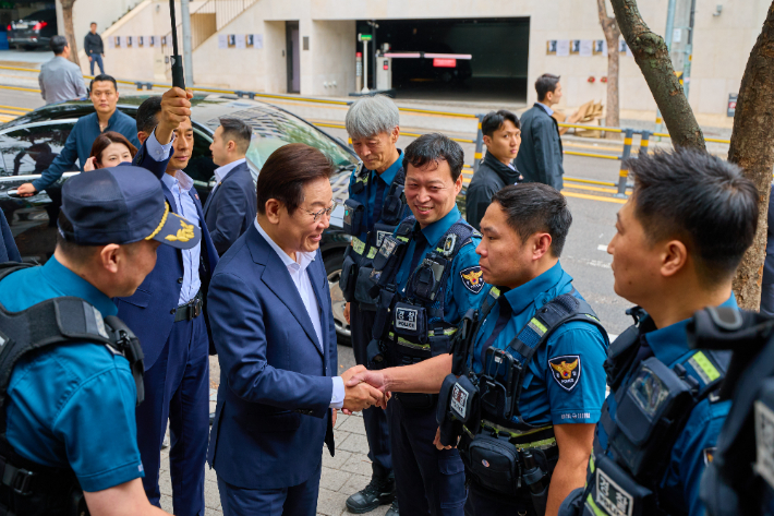 이재명 대통령이 추석 연휴 첫날인 3일 서울 중구 중부경찰서 약수지구대를 방문해 추석 연휴 근무 직원들을 격려하고 있다. 연합뉴스
