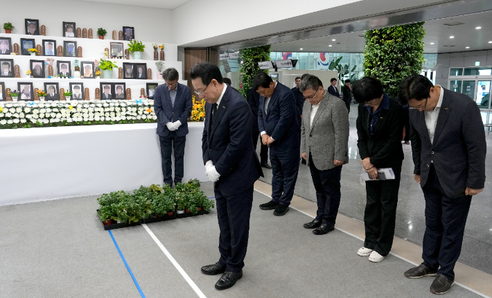 추석 명절을 앞둔 3일 오후 김영록 전라남도지사가 제주항공 여객기 사고 희생자 무안공항 합동분향소를 찾아 희생자들의 넋을 기리고 있다. 전라남도 제공