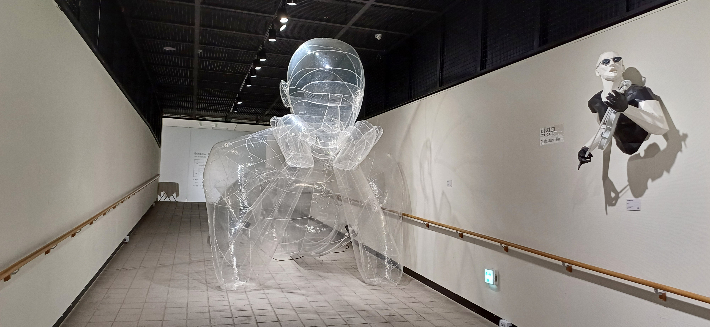 박정구, '책 읽는 사람', 투명필름 비닐원단, 3.2m(h) x 10m(w) x 2.8(d)m(2022). 양평아트로드포럼 제공