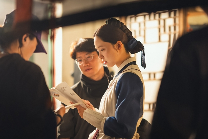 사진 가운데 왼쪽부터 장태유 감독, 배우 임윤아. tvN 제공