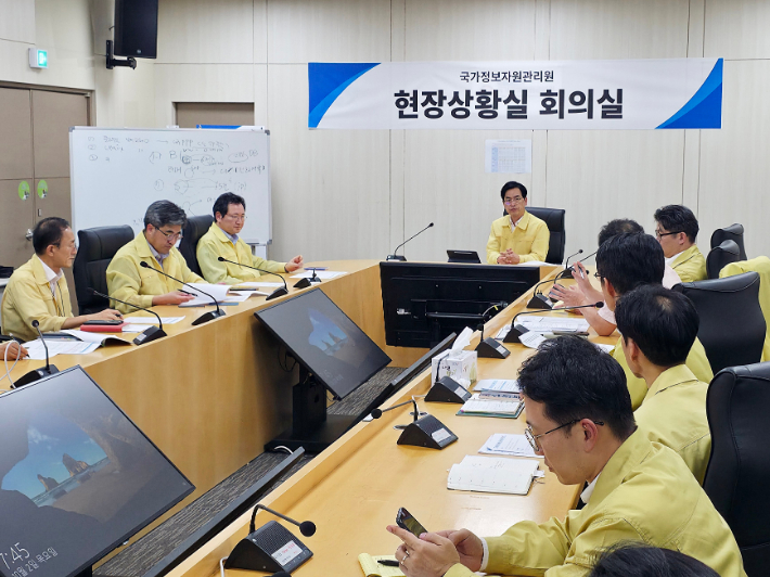 김민재 중앙재난안전대책본부 1차장이 2일 대전시 유성구 국가정보자원관리원 현장상황실에서 국가정보시스템 복구 상황 점검회의를 주재하고 있다. 연합뉴스