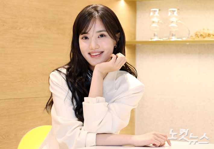 지난 1일, 서울 종로구의 한 카페에서 CBS노컷뉴스와 만난 배우 윤서아. 류영주 기자