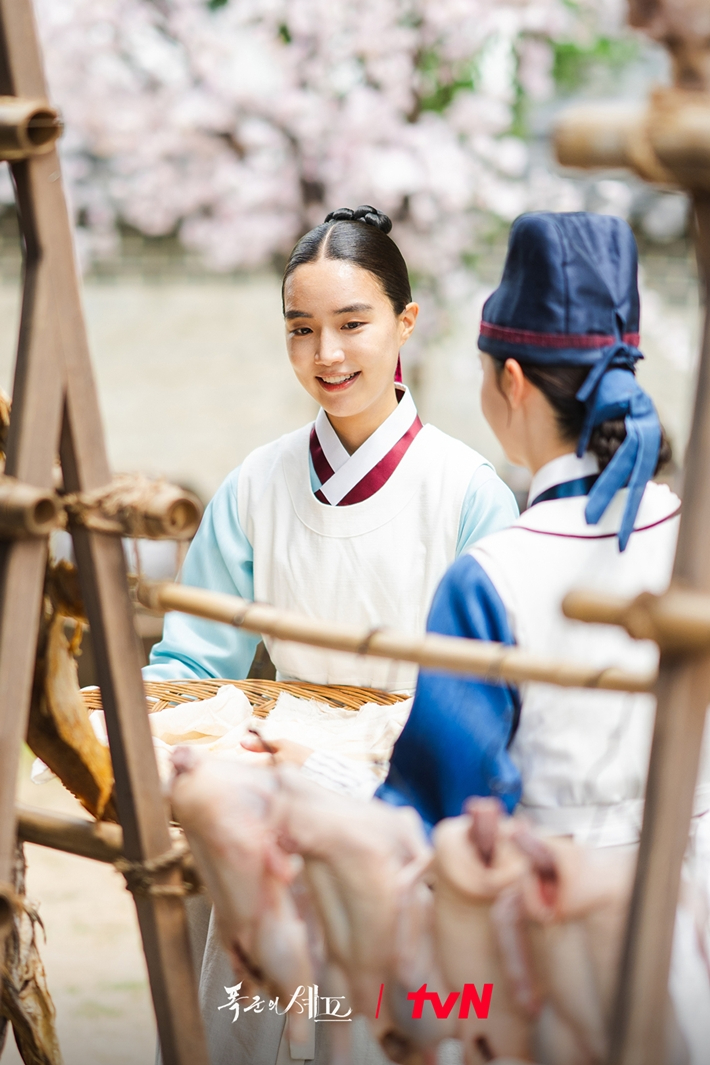 서길금은 대령수수가 된 연지영을 따라 수라간에서 보조 요리사로 일하게 된다. tvN 제공