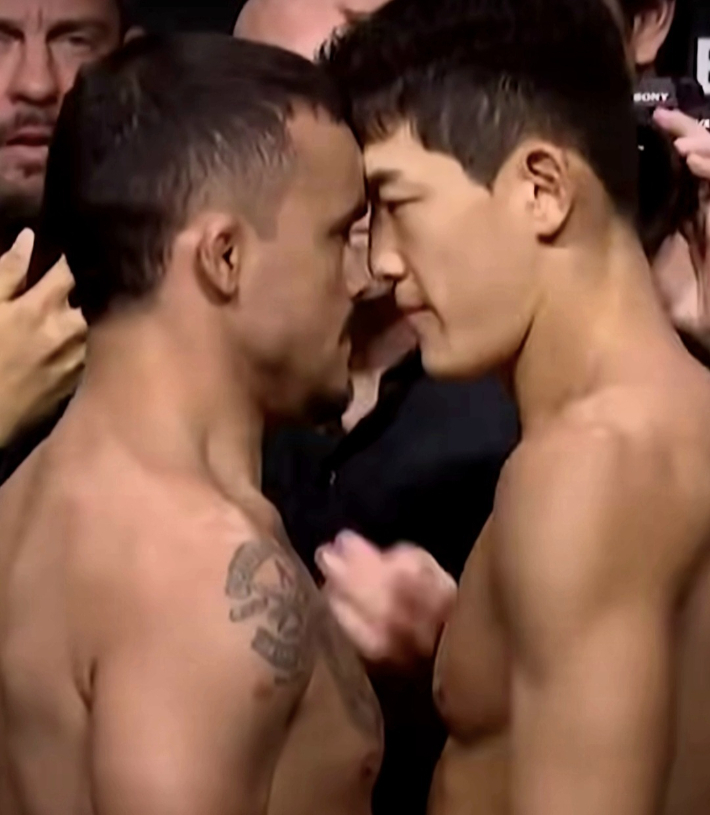 유주상(사진 오른쪽)과 다니엘 산토스가 계체 후 신경전을 벌이고 있다. UFC SNS 사진 캡처