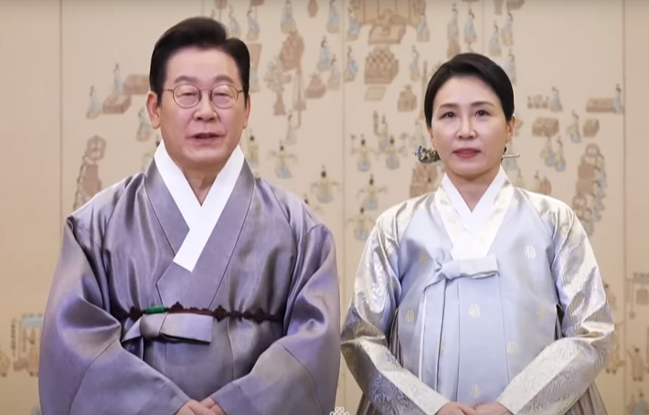 이재명 대통령과 김혜경 여사가 추석 연휴 이틀째인 4일 한복 차림으로 영상 메시지를 통해 명절 인사를 전하고 있다. 연합뉴스