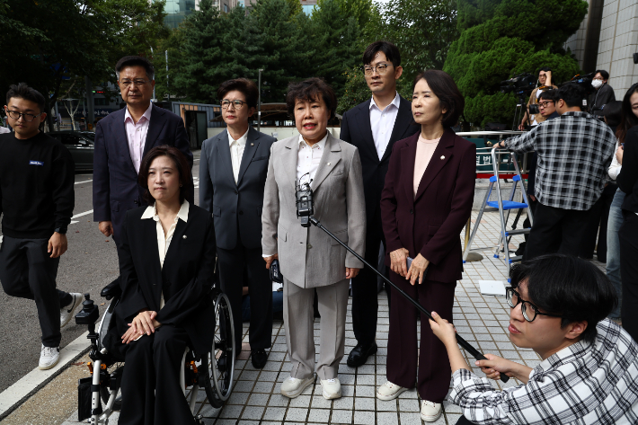 이진숙 전 방송통신위원장의 체포적부심사가 진행될 예정인 4일 서울남부지법에서 국민의힘 의원들이 이 전 위원장의 석방을 촉구하고 있다. 연합뉴스