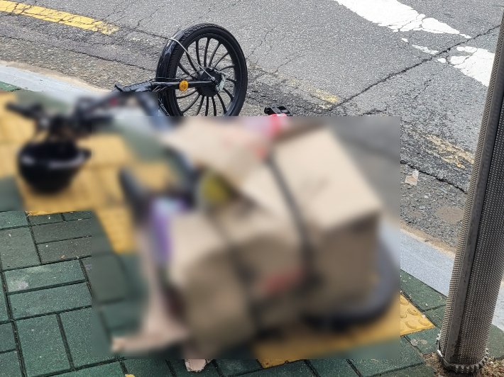 4일 부산 북구 만덕동의 한 사거리 교차로에서 2.5t 화물차가 전기자전거를 들이받았다. 부산경찰청 제공 
