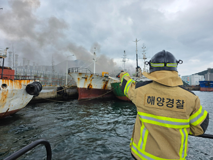 4일 부산 사하구 감천항 부두에 정박 중인 498t급 몽골 국적 선박에서 불이 났다. 부산해양경찰서 제공 