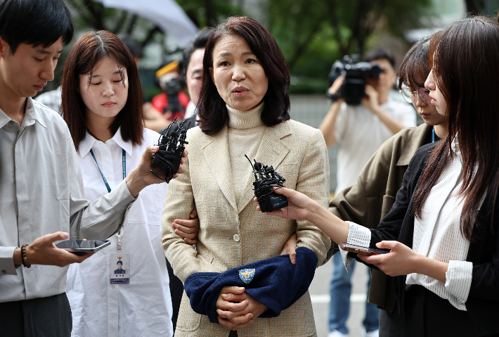 이진숙 전 방송통신위원장이 4일 오후 체포적부심사를 받기 위해 서울남부지법으로 들어서며 발언하고 있다. 연합뉴스
