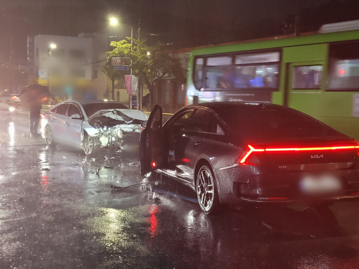 3일 부산 북구 덕천동의 한 도로에서 만취 상태로 중앙선을 넘어 역주행하던 30대 운전자가 택시를 들이받았다. 부산경찰청 제공 