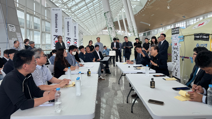 김윤덕 국토교통부 장관이 4일 전남 무안국제공항을 찾아 12·29 무안공항 제주항공 여객기 참사 유가족과 면담하고 있다. 12·29 무안공항 제주항공 여객기 참사 유가족협의회 제공
