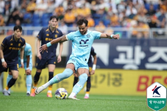 페널티킥 하는 대구FC 세징야. 한국프로축구연맹 제공