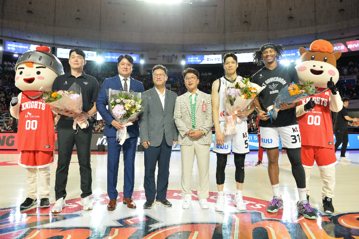 경기 전 친정 SK의 환영을 받은 KT 김선형과 문경은 감독, 이현준 코치, 아이재아 힉스. KBL 제공