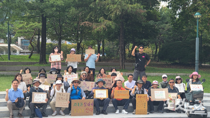 순천생태학교 참석자들이 기후위기 걷기 기도회를 마치고 단체 사진을 찍고 있다. 박사라 기자 