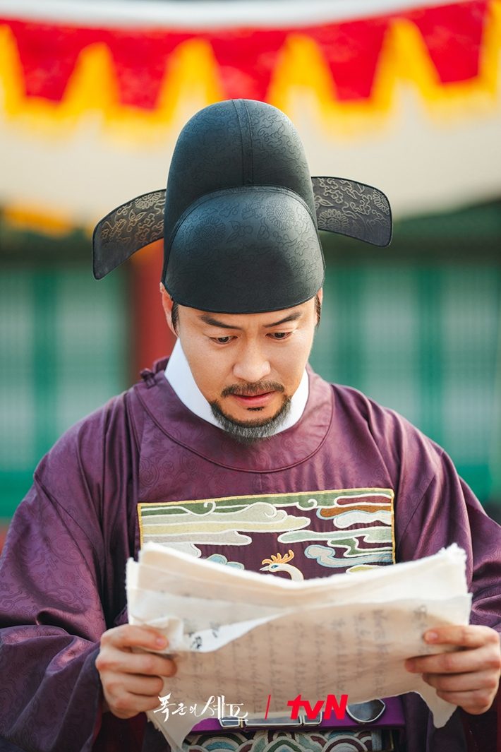 오의식은 극 중 희대의 간신으로 평가받지만 왕 이헌에게만은 충성하는 도승지 임송재 역을 연기했다. tvN 제공