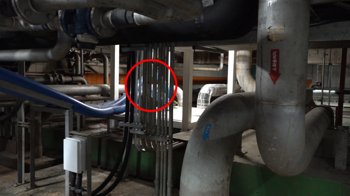 지난해 5월 2일 오후 6시 42분쯤 전주리싸이클링타운에서 가스 폭발 사고가 발생했다. 사고가 발생한 저류조 현장 사진으로 작업자 5명은 해당 동그라미 부분에서 청호스 배관 작업을 실시했다. 김현주 뉴미디어 크리에이터
