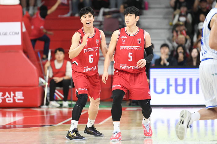 정관장 박지훈(왼쪽)과 변준형. KBL 제공