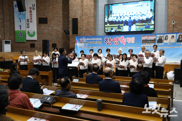 지역 주민과 이주배경주민으로 구성된 하모니 합창단이 합창을 선보이고 있다.