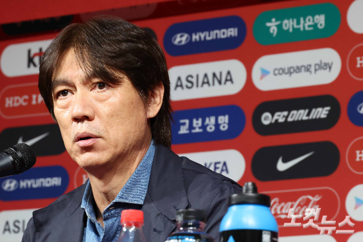 홍명보 축구국가대표팀 감독이 29일 오후 서울 종로구 축구회관에서 10월 친선경기 소집명단을 발표하고 있다. 박종민 기자