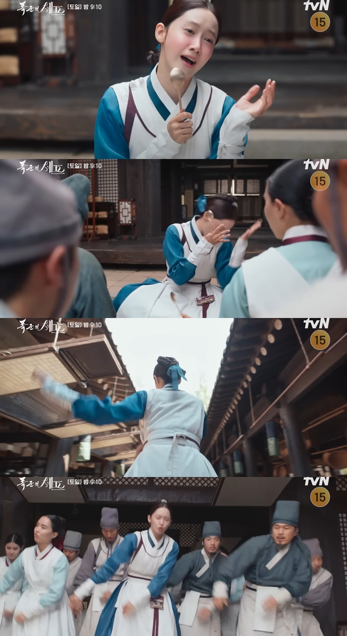 엄 숙수가 빚은 석탄주를 마신 연지영은 만취해 '컴백홈'을 부르며 '망운록'의 행방을 애타게 찾는다. tvN 제공
