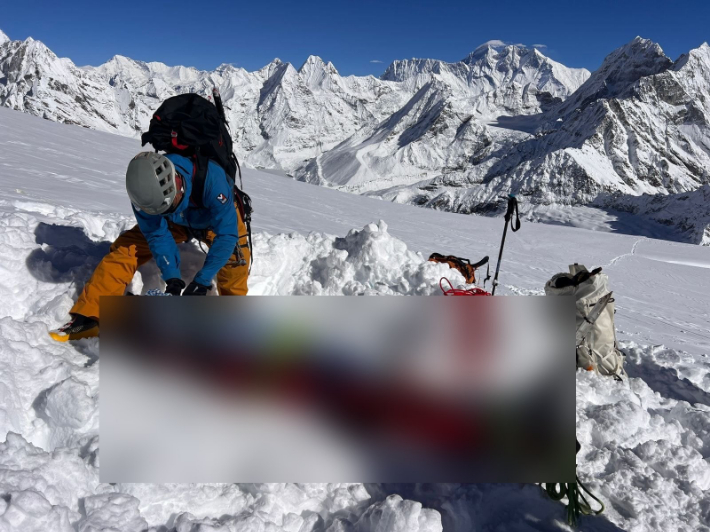 6일(현지시간) 네팔 동부 메라피크봉(6476m) 일대에서 구조대가 한국인 등산객의 시신을 수습하는 모습. 연합뉴스