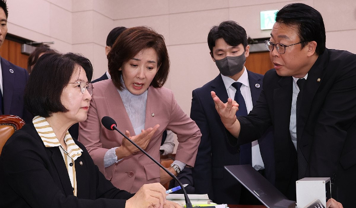 지난달 22일 서울 여의도 국회 법제사법위원회에서 열린 '건진법사 관봉권 띠지' 분실 관련 검찰개혁 입법청문회에서 국민의힘 나경원 의원이 더불어민주당 소속 추미애 위원장의 질서유지권 발동에 항의하고 있다. 연합뉴스