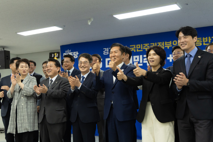 지난달 10일 경기도청에서 열린 '민주당-경기도 예산정책협의회'에 앞서 김동연 경기지사와 민주당 지도부가 기념사진을 찍는 모습. 왼쪽부터 이언주·김병주 최고위원, 김동연 경기지사 ·정청래 대표·한정애 정책위의장·한준호 최고위원. 김동연 경기지사 페이스북 캡처