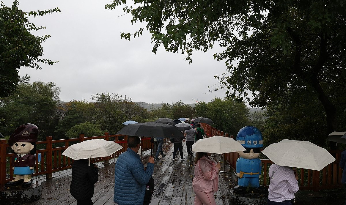 추석인 지난 6일 경기도 파주시 임진각에서 방문객들이 자유의 다리를 둘러보고 있다. 연합뉴스