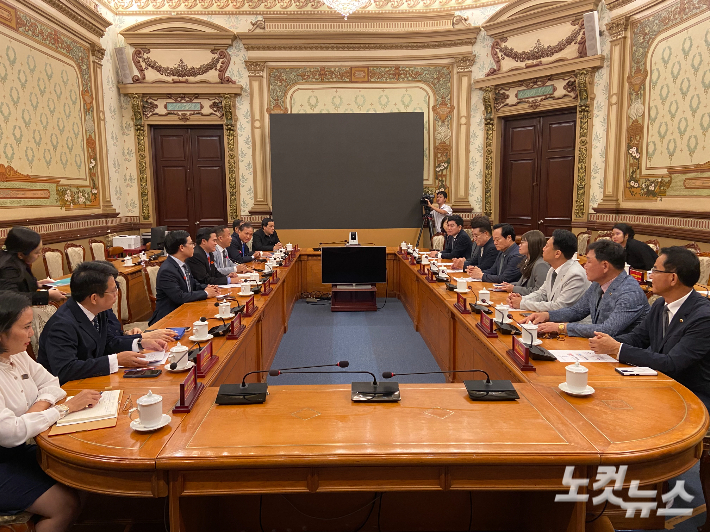 베트남 호찌민 인민의회를 만나고 있는 부산시의회 복지환경위와 기획재경위 의원단. 호찌민=강민정 기자