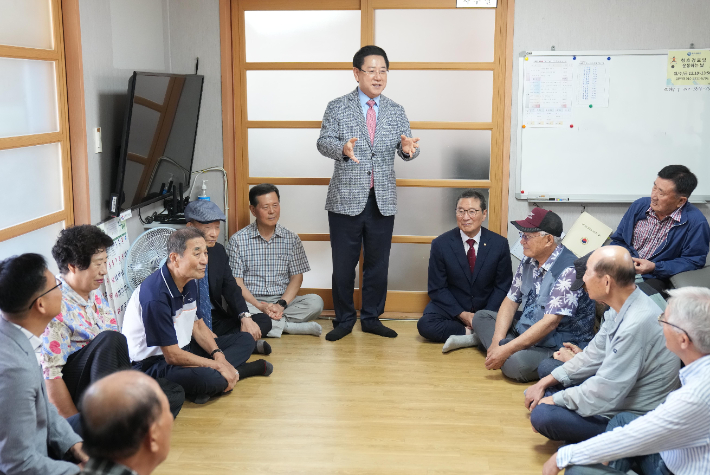 김영록 전라남도지사가 8일 추석 명절을 맞아 목포 청호경로당을 방문해 경로당을 이용하는 어르신의 안부를 직접 살피고 애로 사항을 청취하고 있다. 전라남도 제공