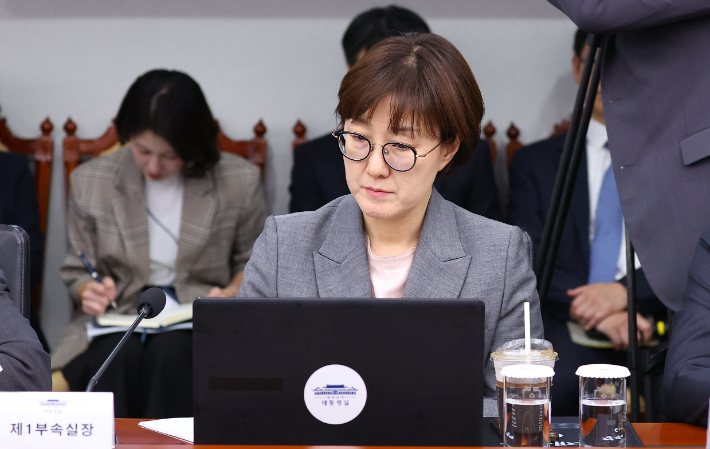 김현지 대통령실 제1부속실장이 2일 대통령실에서 열린 수석보좌관회의에 참석했다. 연합뉴스