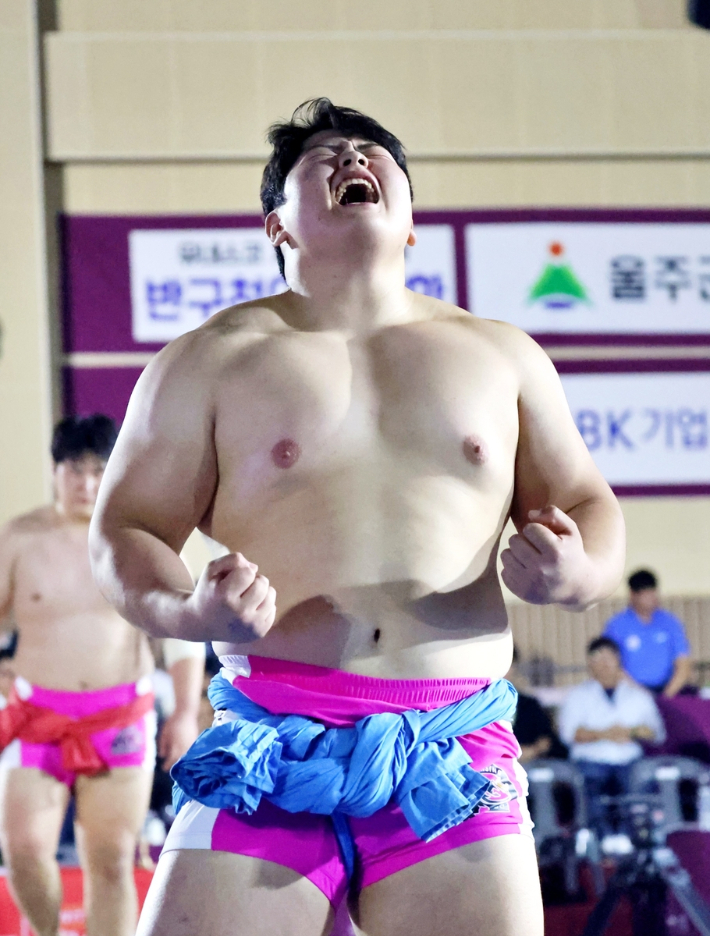 김민재가 8일 울산광역시 울주군 울주종합체육센터에서 열린 '위더스제약 2025 울주추석장사씨름대회' 백두장사(140kg 이하) 결정전에서 팀 동료 백원종을 누른 뒤 포효하고 있다. 대한씨름협회  