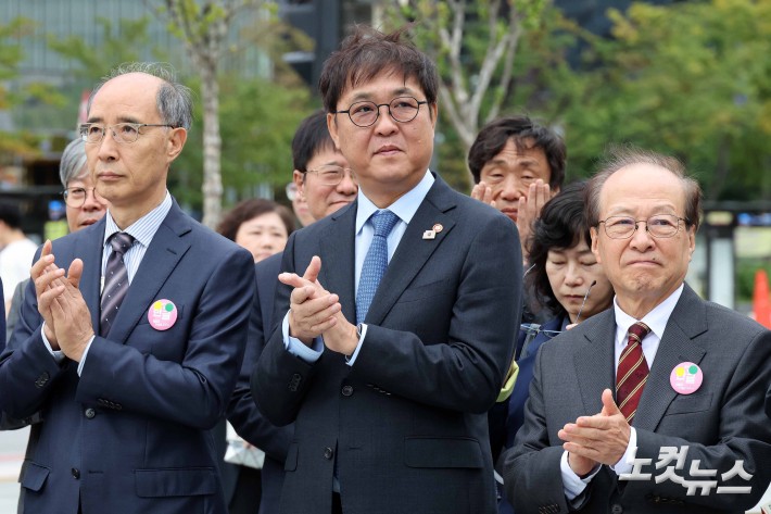 박수치는 최휘영 문화체육관광부 장관