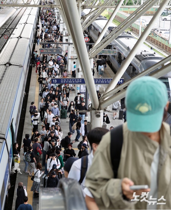 추석 연휴 마지막 날이자 한글날인 9일 서울역을 통해 돌아오는 귀경객들이 기차에서 내려 이동하고 있다.