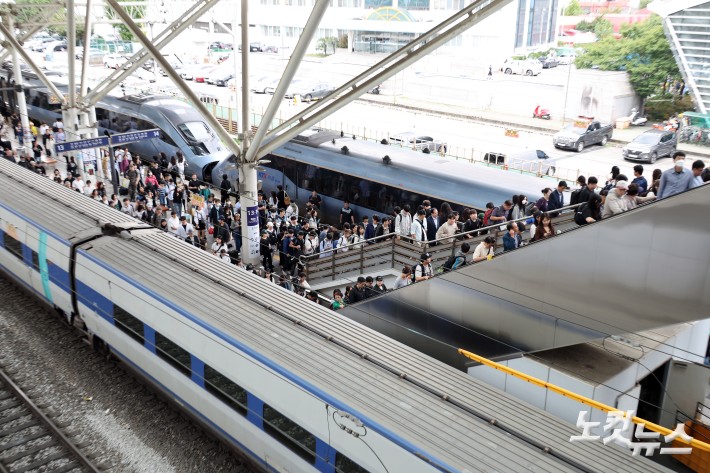 추석 연휴 마지막 날이자 한글날인 9일 서울역을 통해 돌아오는 귀경객들이 기차에서 내려 이동하고 있다.
