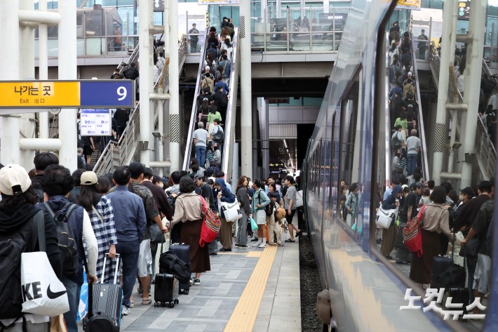 추석 연휴 마지막 날이자 한글날인 9일 서울역을 통해 돌아오는 귀경객들이 기차에서 내려 이동하고 있다.