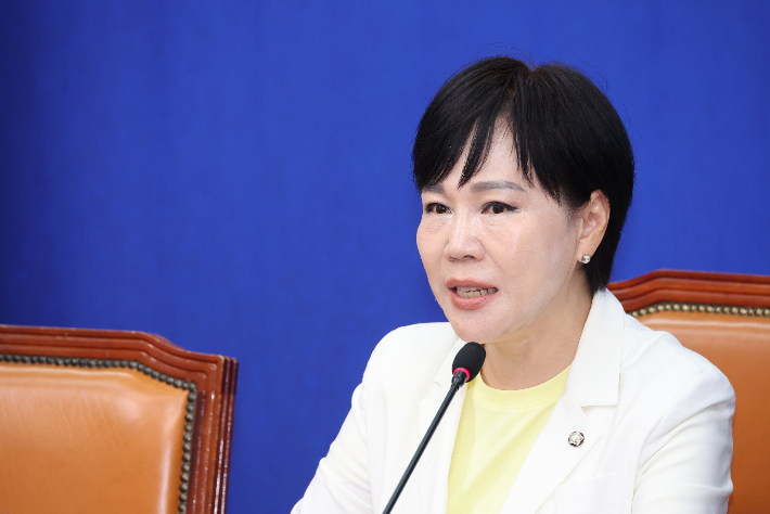 더불어민주당 전현희 수석최고위원이 9일 서울 여의도 국회에서 기자간담회를 열고 발언하고 있다. 연합뉴스