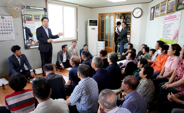 김영록 전남지사가 9일 청정전남 으뜸마을 만들기 사업을 추진중인 광양시 광양읍 교촌마을을 방문해 주민들과 현장 좌담회를 갖고 건의 및 애로사항을 청취하고 있다. 전라남도 제공