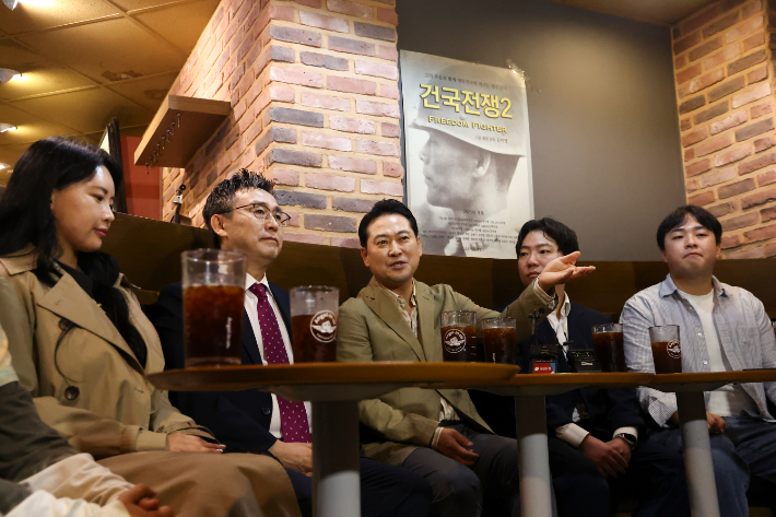 국민의힘 장동혁 대표가 7일 건국전쟁2 영화를 관람하기 앞서 서울 롯데시네마 영등포점 한 카페에서 진행된 김덕영 감독과의 대화에서 발언하고 있다. 연합뉴스
