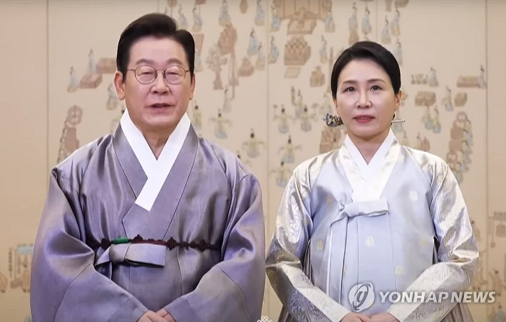 (서울=연합뉴스) 이재명 대통령과 김혜경 여사가 추석 연휴 이틀째인 4일 한복 차림으로 영상 메시지를 통해 명절 인사를 전하고 있다.     이 대통령은 "국민 여러분의 부담을 덜어내고 모두의 살림살이가 더 풍족해질 수 있도록 국정에 최선을 다하겠다"며 "우리 산업과 나라가 다시 성장하고 힘차게 도약할 수 있도록 모든 노력을 아끼지 않겠다"고 밝혔다. 2025.10.4 [KTV 캡처. 재판매 및 DB금지] photo@yna.co.kr 연합뉴스