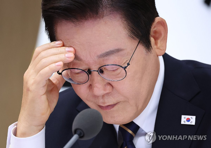 (서울=연합뉴스) 김도훈 기자 = 이재명 대통령이 30일 용산 대통령실에서 열린 제44회 국무회의에서 자료를 살펴보고 있다. 2025.9.30 superdoo82@yna.co.kr 연합뉴스