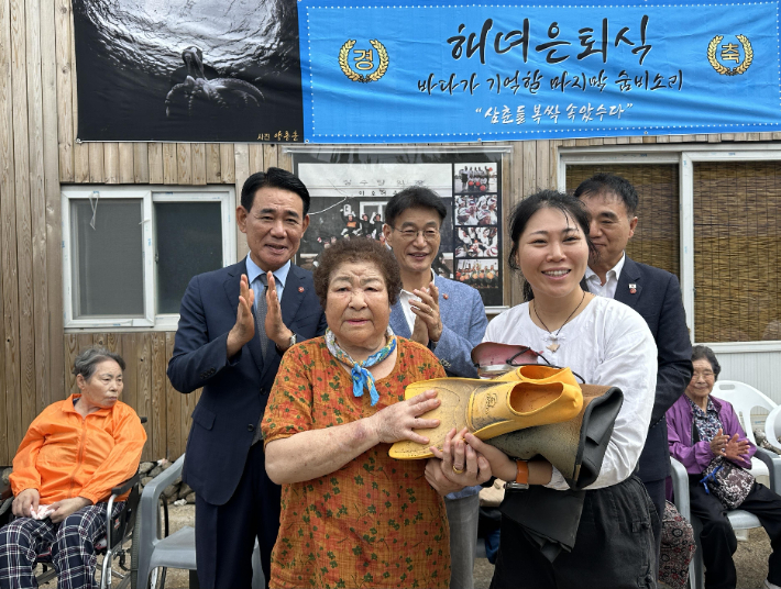 지난 8일 오전 제주시 이호동어촌계에서 진행된 제9회 해녀은퇴식. 제주해녀문화협회 제공