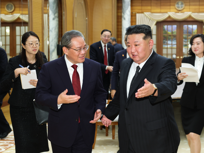 리창 중국 총리 만난 북한 김정은 국무위원장. 연합뉴스