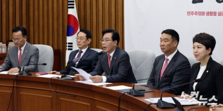 국민의힘 송언석 원내대표가 10일 서울 여의도 국회에서 열린 국정감사 대책회의에서 발언을 하고 있다.