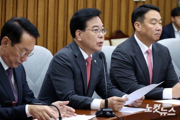국민의힘 송언석 원내대표가 10일 서울 여의도 국회에서 열린 국정감사 대책회의에서 발언을 하고 있다.