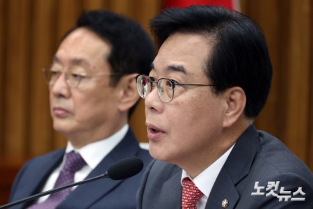 국민의힘 송언석 원내대표가 10일 서울 여의도 국회에서 열린 국정감사 대책회의에서 발언을 하고 있다.
