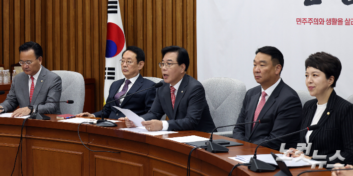 국민의힘 송언석 원내대표가 10일 서울 여의도 국회에서 열린 국정감사 대책회의에서 발언을 하고 있다. 