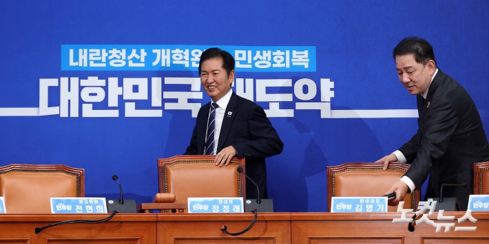 더불어민주당 정청래 대표와 김병기 원내대표가 10일 서울 여의도 국회에서 열린 최고위원회의에 참석하고 있다.