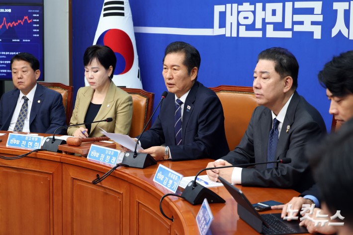 더불어민주당 정청래 대표가 10일 서울 여의도 국회에서 열린 최고위원회의에서 발언을 하고 있다.