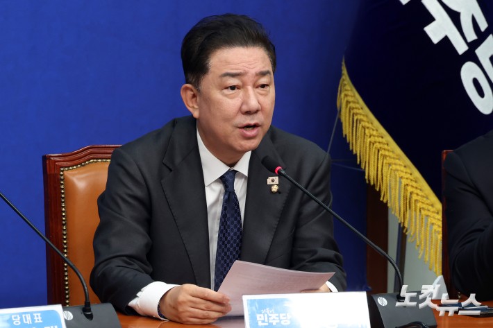 더불어민주당 김병기 원내대표가 10일 서울 여의도 국회에서 열린 최고위원회의에서 발언을 하고 있다.